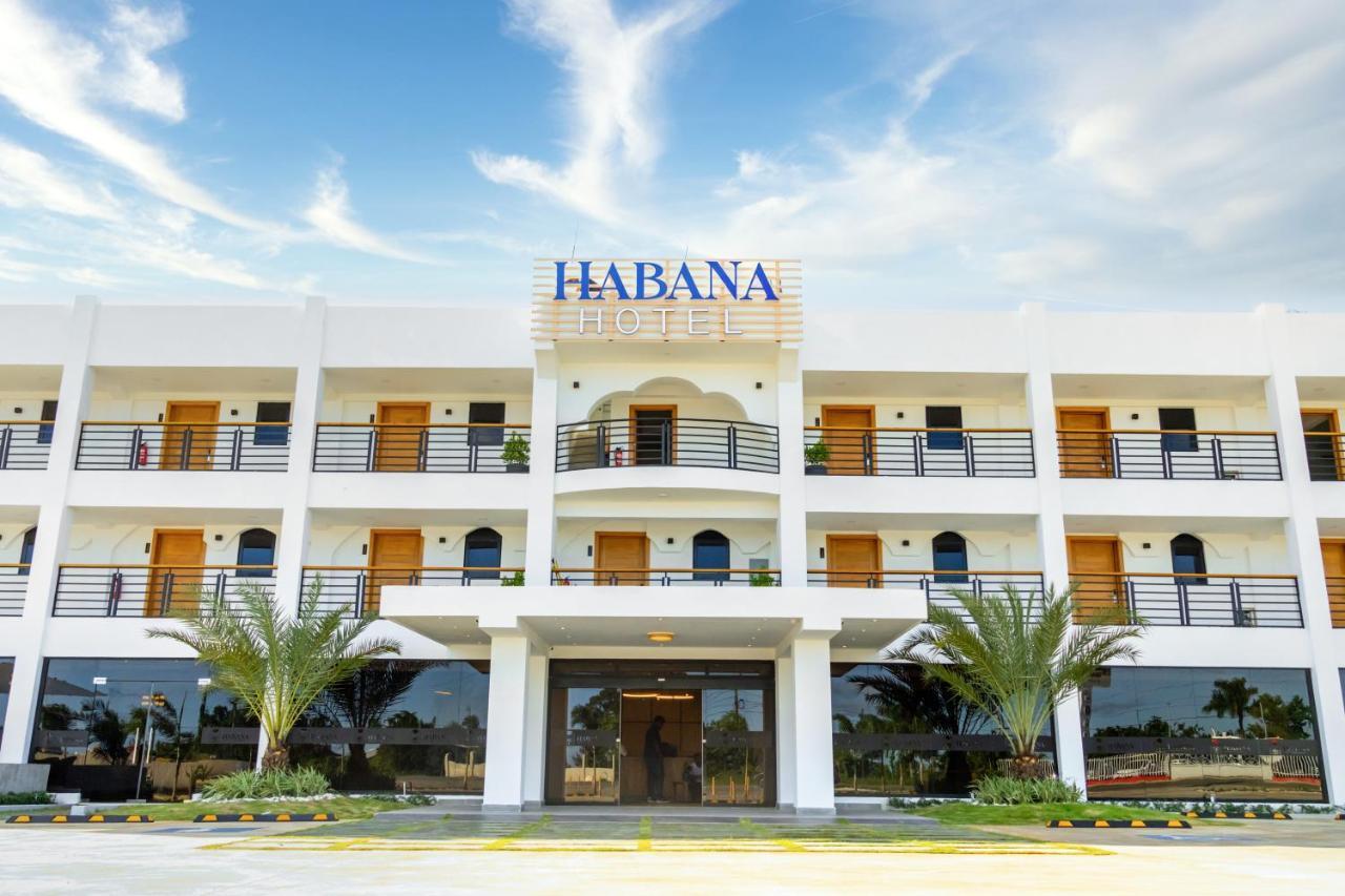 Habana Hotel Y Restaurante Salvaleón de Higüey Exteriör bild